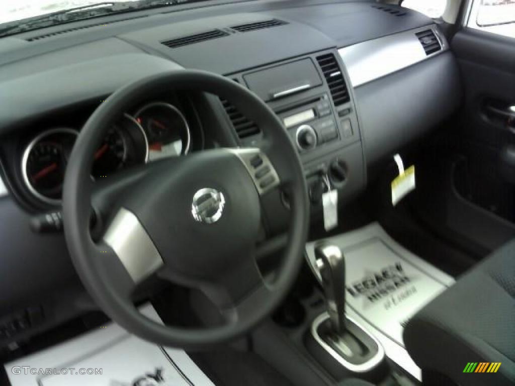 2010 Versa 1.8 S Hatchback - Brilliant Silver Metallic / Charcoal photo #10