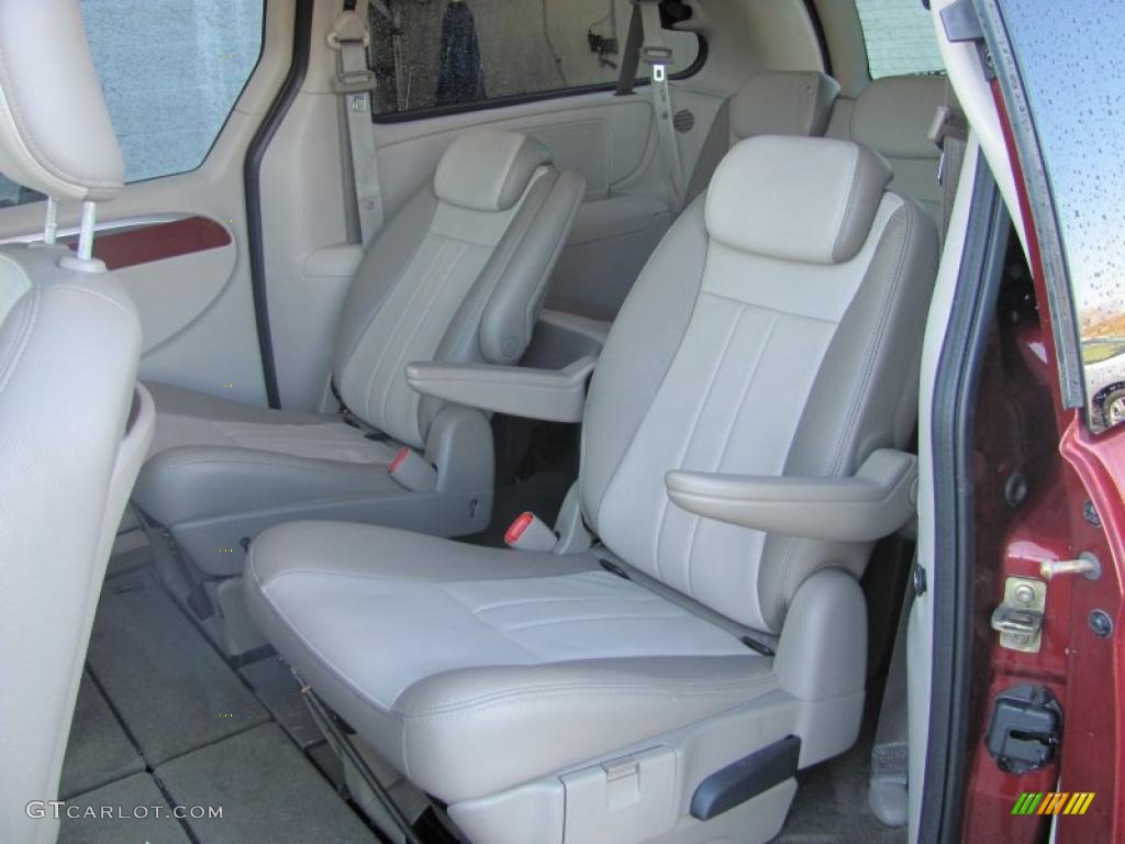 2007 Town & Country Touring - Inferno Red Crystal Pearl / Dark Khaki/Light Graystone photo #13