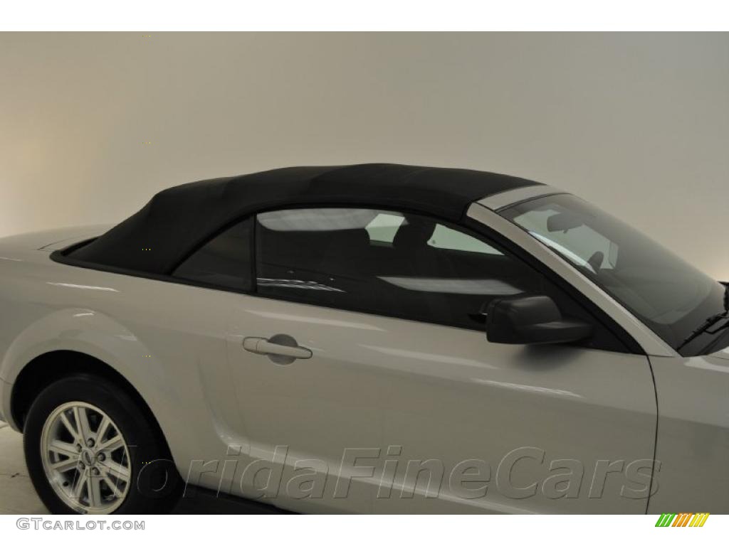 2008 Mustang V6 Deluxe Convertible - Brilliant Silver Metallic / Dark Charcoal photo #9