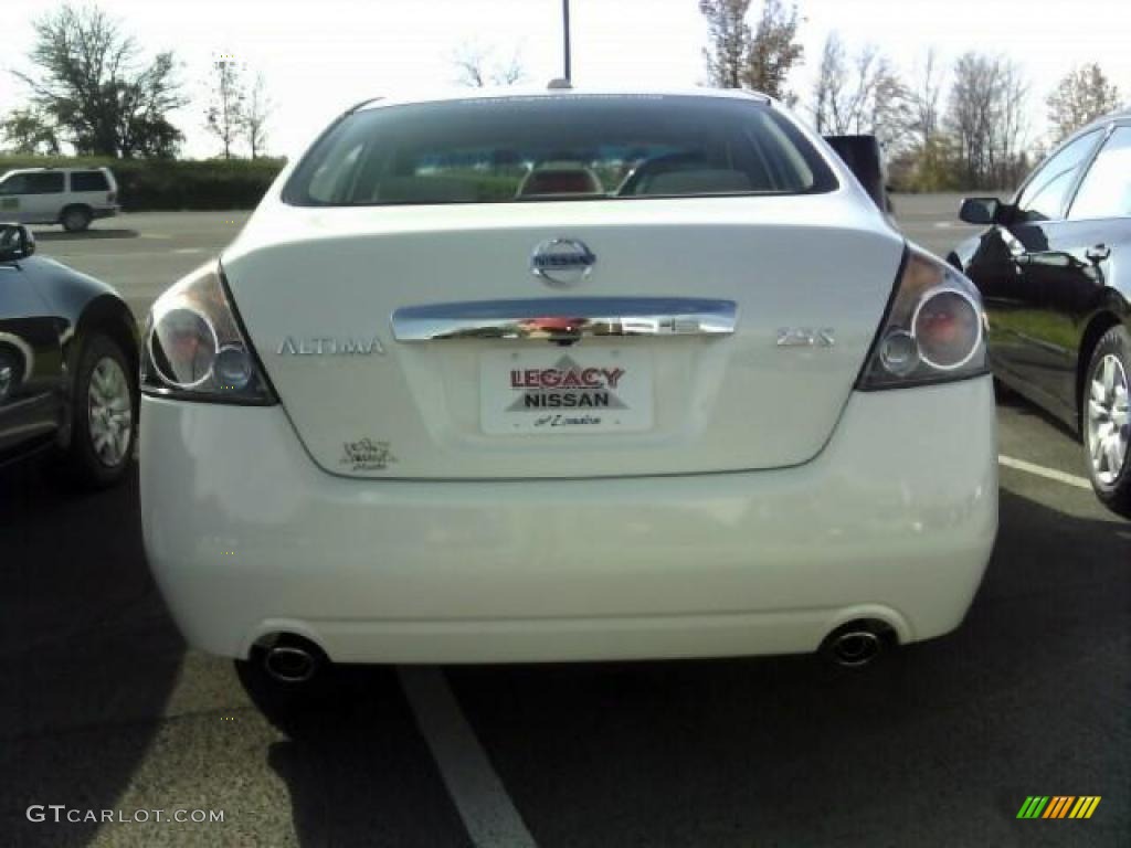 2010 Altima 2.5 S - Winter Frost White / Blond photo #5