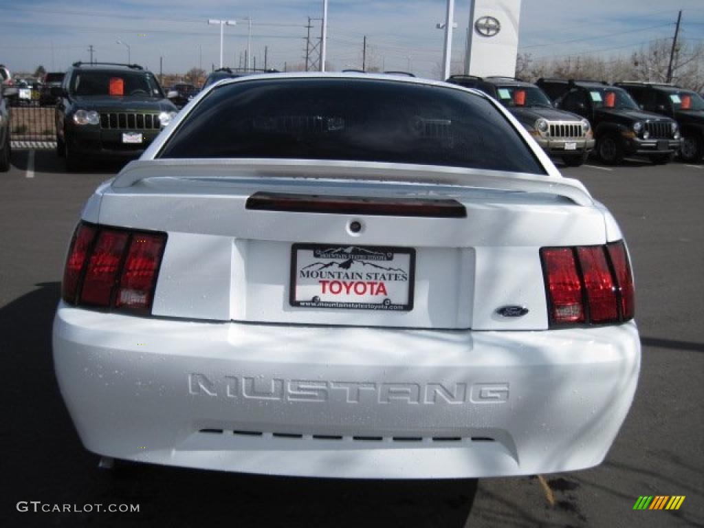 2000 Mustang V6 Coupe - Crystal White / Medium Graphite photo #3