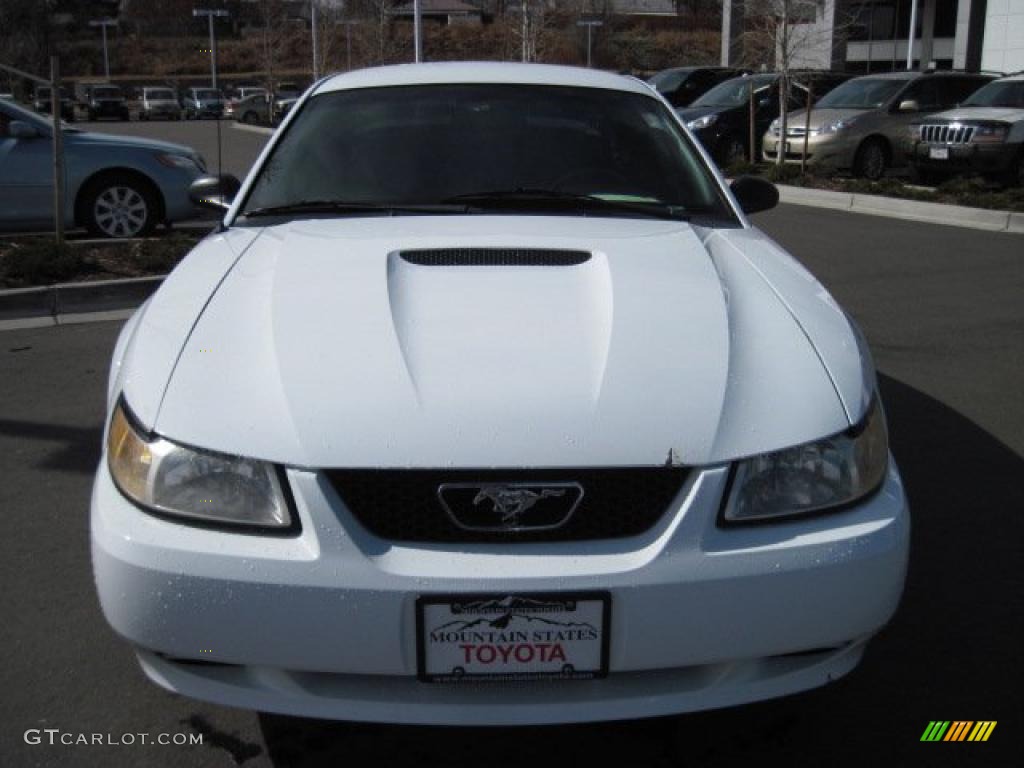 2000 Mustang V6 Coupe - Crystal White / Medium Graphite photo #6