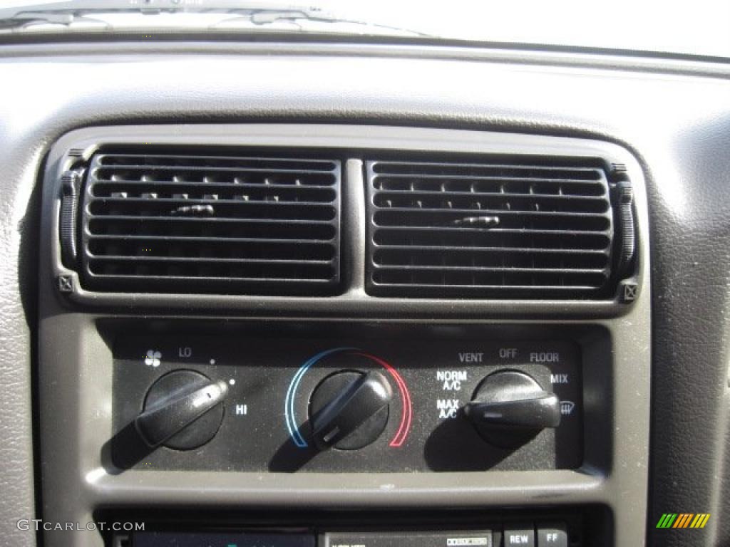 2000 Mustang V6 Coupe - Crystal White / Medium Graphite photo #19