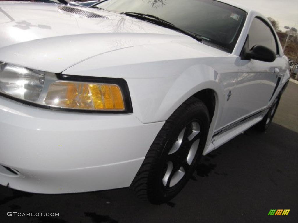 2000 Mustang V6 Coupe - Crystal White / Medium Graphite photo #30
