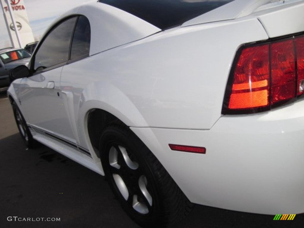2000 Mustang V6 Coupe - Crystal White / Medium Graphite photo #31