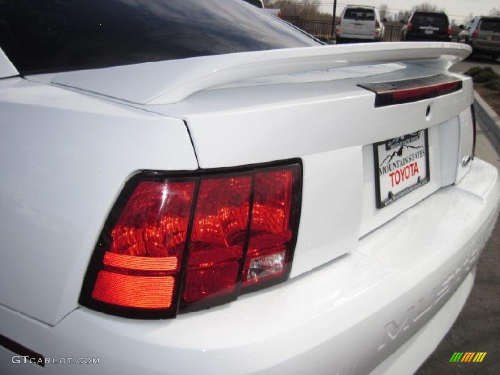 2000 Mustang V6 Coupe - Crystal White / Medium Graphite photo #37