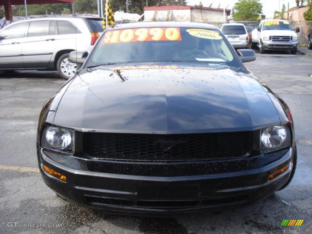 2006 Mustang V6 Premium Coupe - Black / Light Parchment photo #2