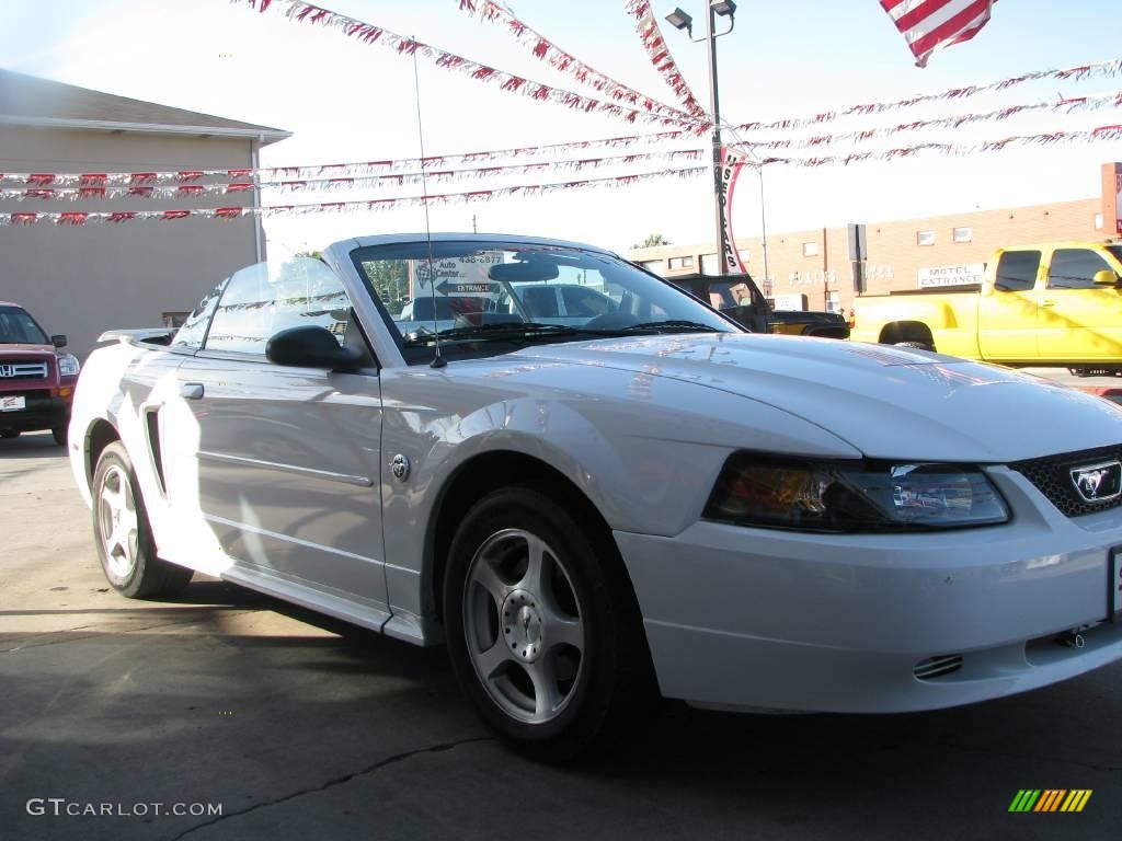 2004 Mustang V6 Convertible - Oxford White / Dark Charcoal photo #5