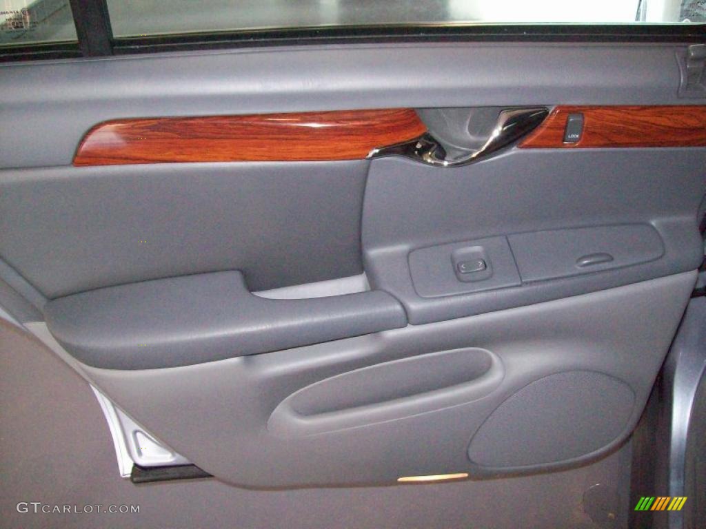 2004 DeVille Sedan - Light Platinum / Shale photo #18