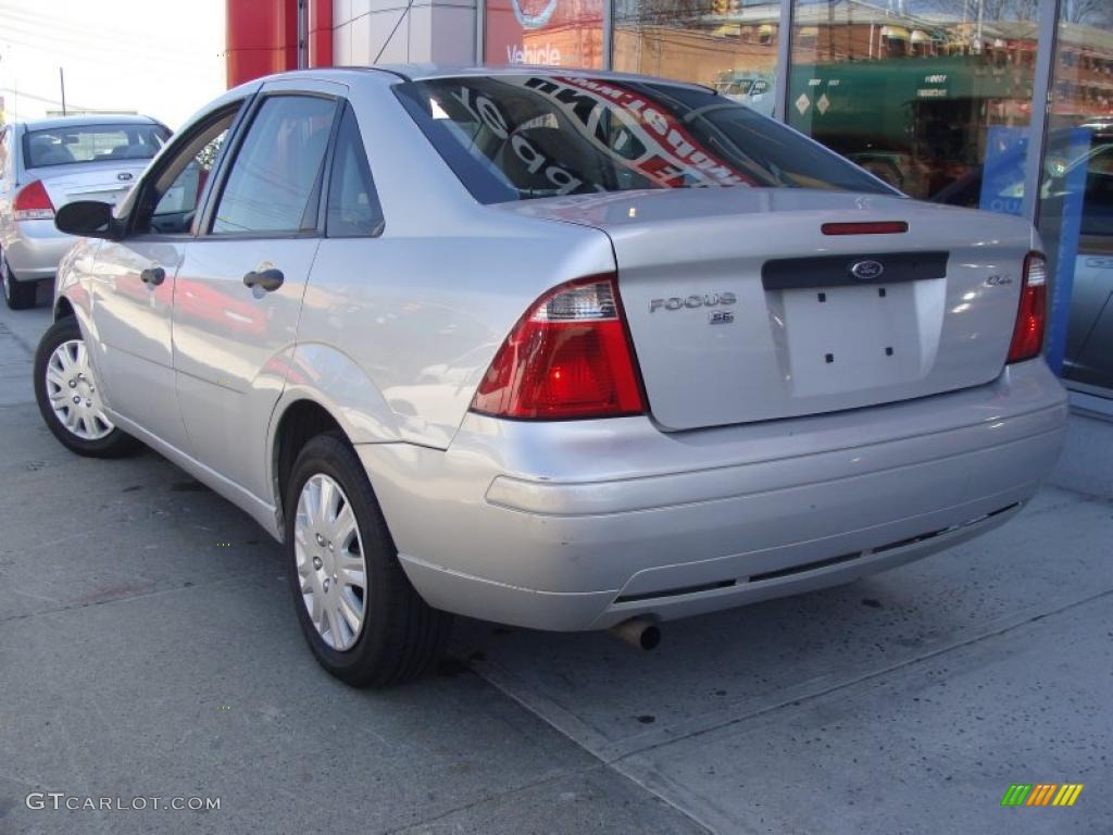 2003 Focus SE 2.3 Sedan - CD Silver Metallic / Medium Graphite photo #6