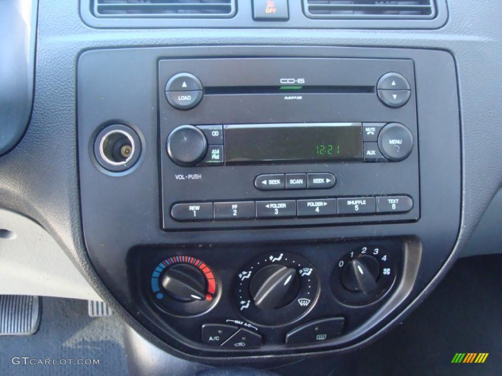 2003 Focus SE 2.3 Sedan - CD Silver Metallic / Medium Graphite photo #17