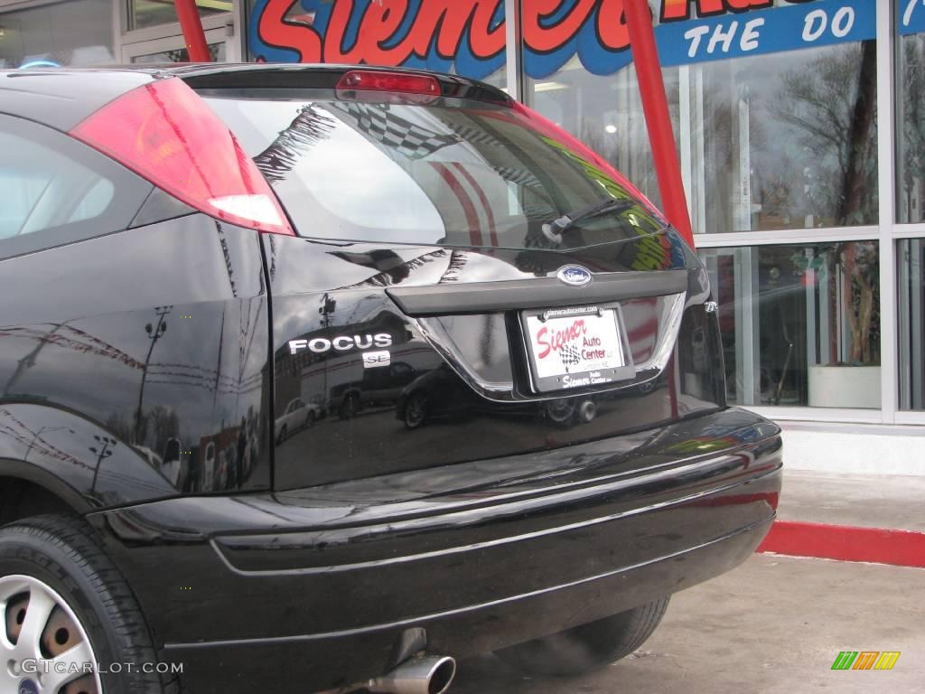 2005 Focus ZX3 SE Coupe - Pitch Black / Dark Flint/Light Flint photo #8