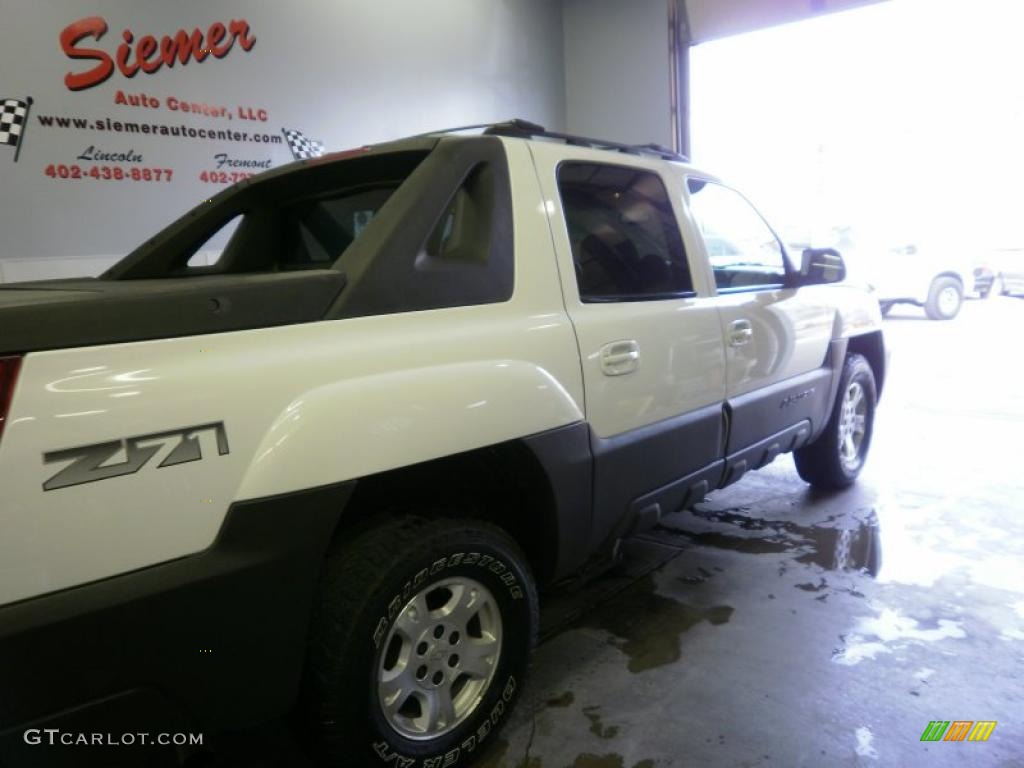 2003 Avalanche 1500 Z71 4x4 - Summit White / Dark Charcoal photo #44