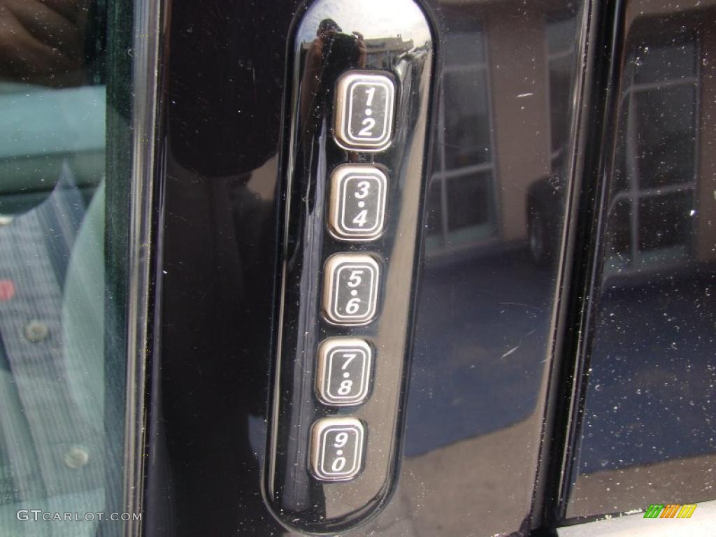 2004 Explorer XLT 4x4 - Black / Graphite photo #42