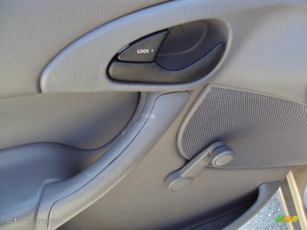 2003 Focus LX Sedan - Arizona Beige Metallic / Medium Graphite photo #17