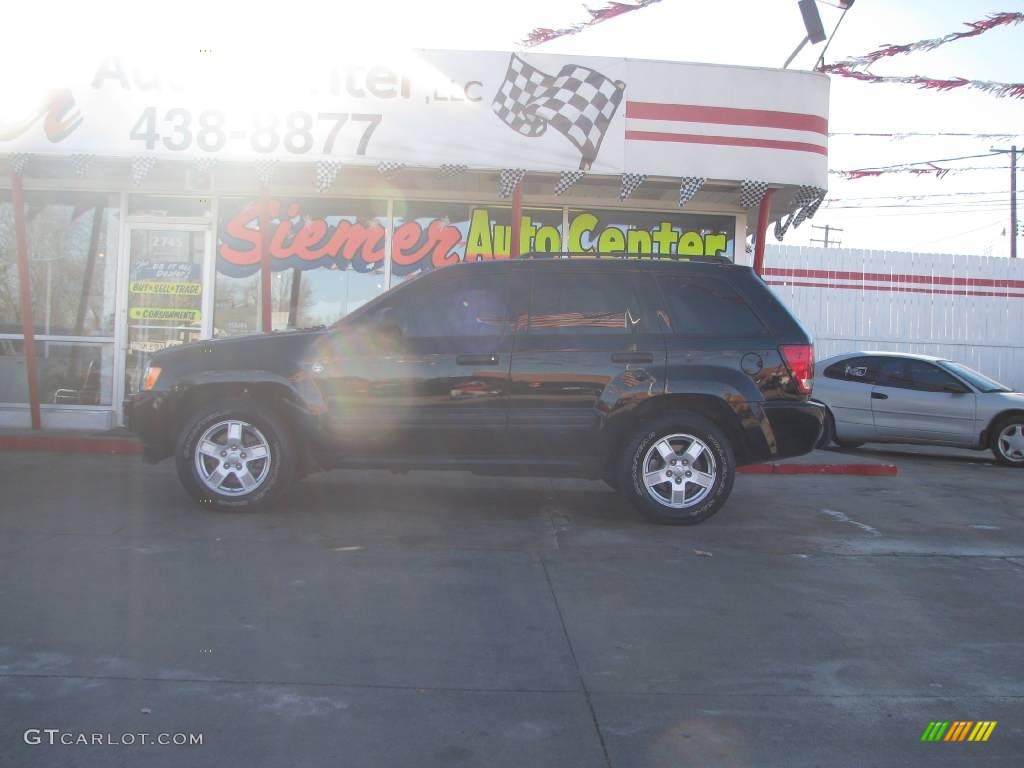 2006 Grand Cherokee Laredo 4x4 - Black / Medium Slate Gray photo #1