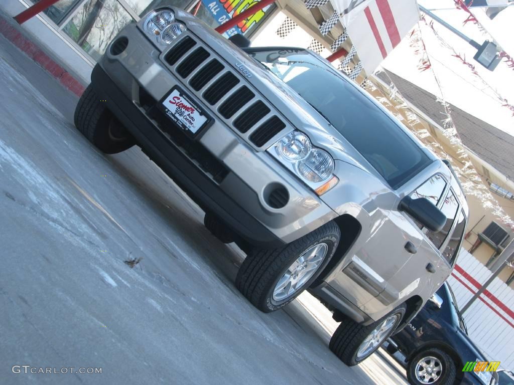 2006 Grand Cherokee Laredo 4x4 - Light Graystone Pearl / Khaki photo #9