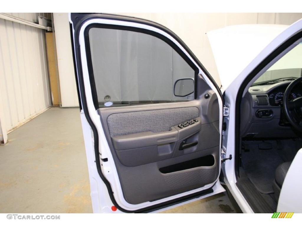 2002 Explorer XLS 4x4 - Oxford White / Graphite photo #26
