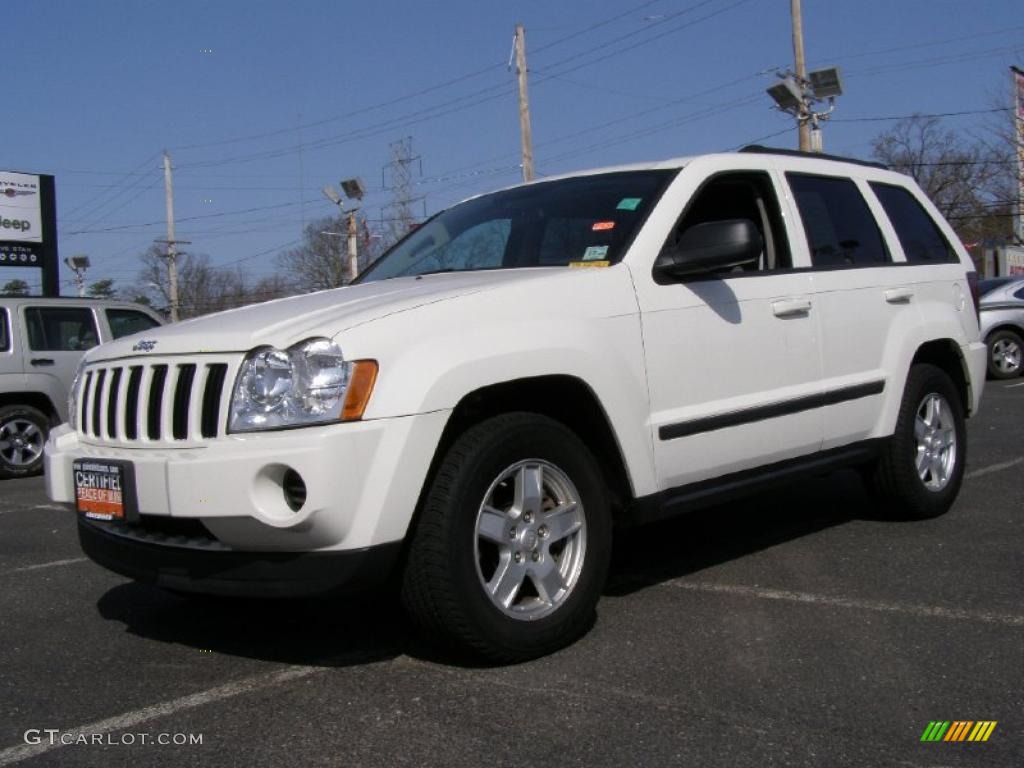 2007 Grand Cherokee Laredo 4x4 - Stone White / Medium Slate Gray photo #1