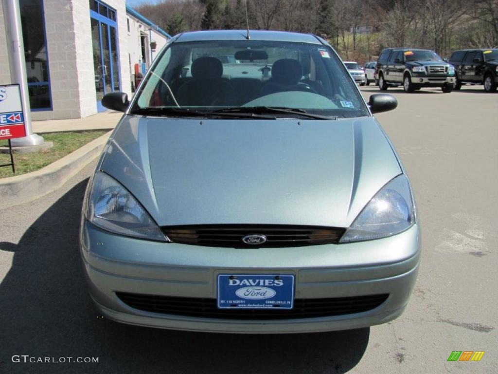 2004 Focus SE Sedan - Light Tundra Metallic / Medium Graphite photo #3