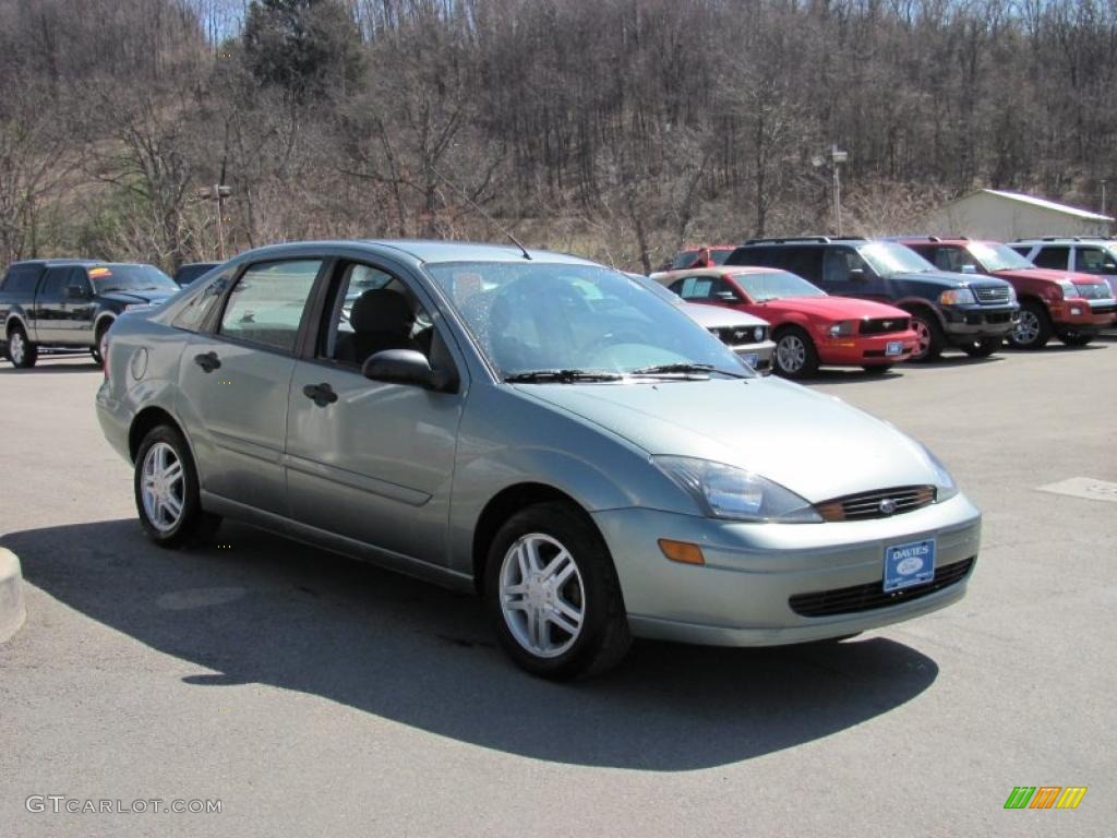 2004 Focus SE Sedan - Light Tundra Metallic / Medium Graphite photo #4