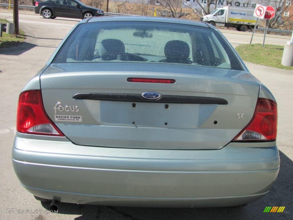 2004 Focus SE Sedan - Light Tundra Metallic / Medium Graphite photo #6