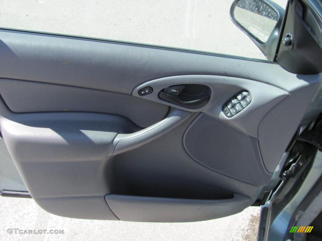 2004 Focus SE Sedan - Light Tundra Metallic / Medium Graphite photo #7