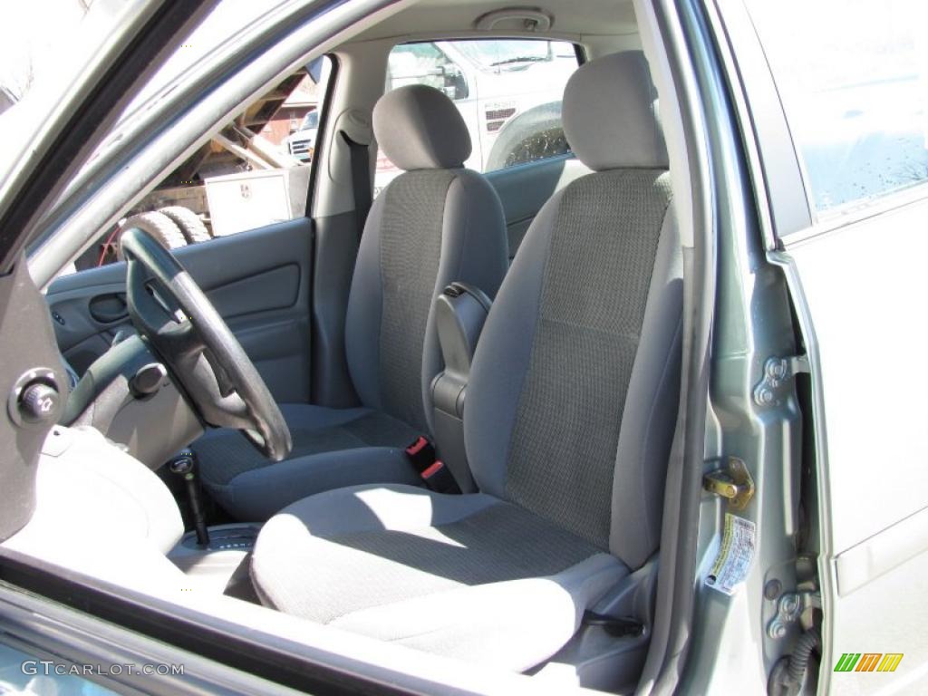 2004 Focus SE Sedan - Light Tundra Metallic / Medium Graphite photo #9