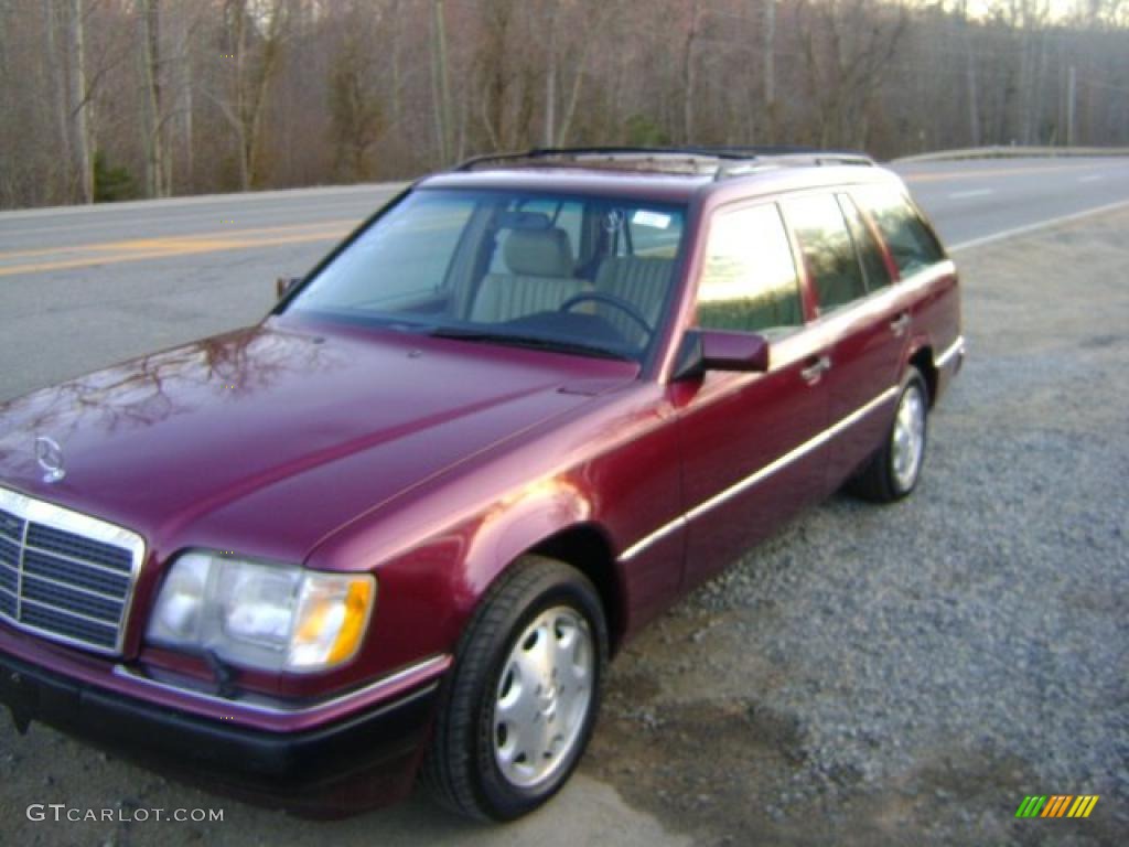 1995 E 320 Wagon - Garnet Red Metallic / Parchment photo #2