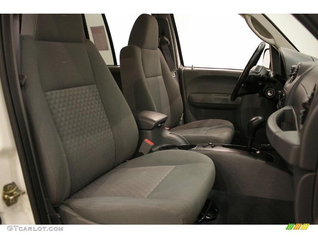 2005 Liberty Sport 4x4 - Stone White / Medium Slate Gray photo #17