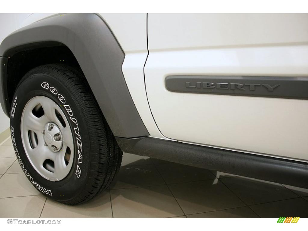 2005 Liberty Sport 4x4 - Stone White / Medium Slate Gray photo #24
