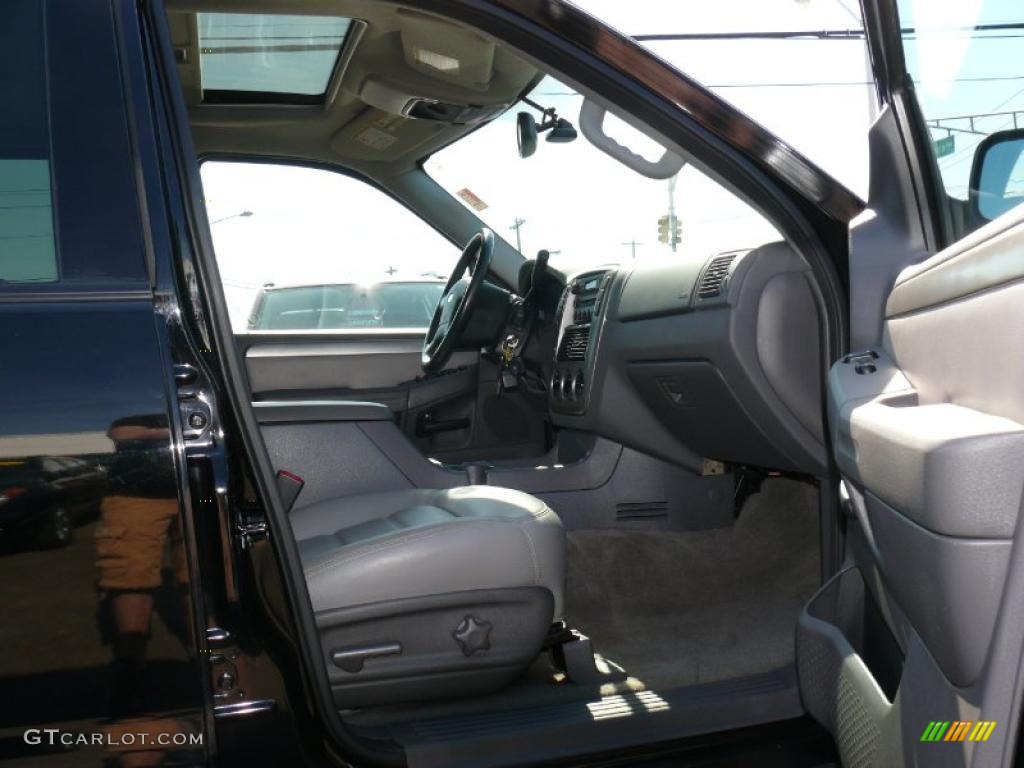 2004 Explorer XLT 4x4 - Black / Graphite photo #8