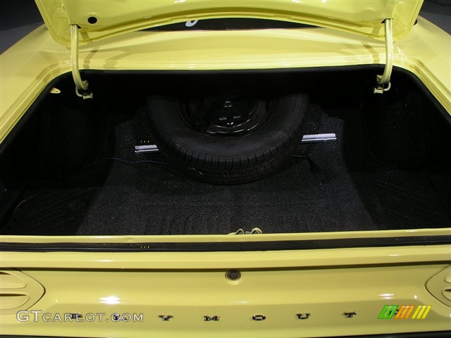 1970 Road Runner Coupe - Lemon Twist Yellow / Black photo #18