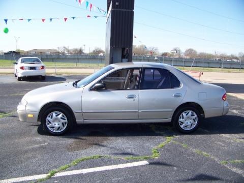 1996 Nissan Altima XE Data, Info and Specs