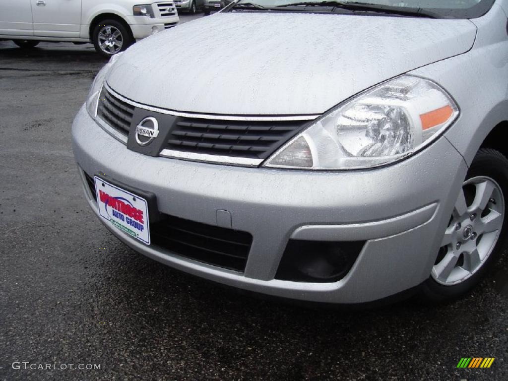 2008 Versa 1.8 SL Hatchback - Brilliant Silver / Charcoal photo #9