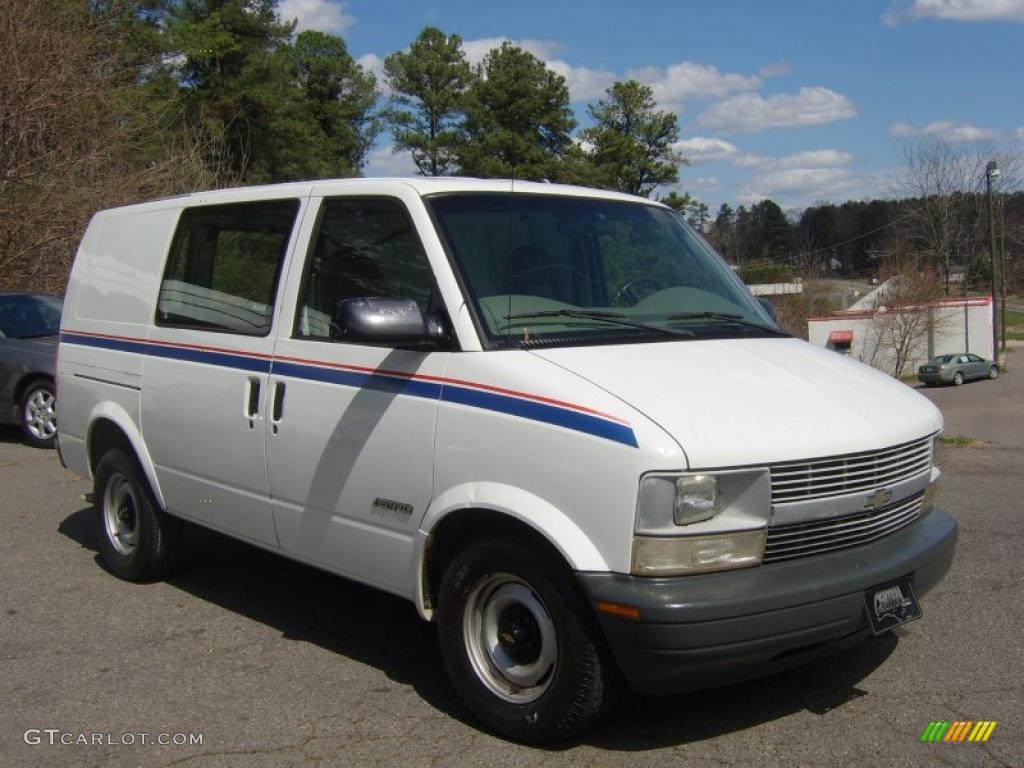 2000 Astro Cargo Van - Ivory White / Medium Gray photo #3