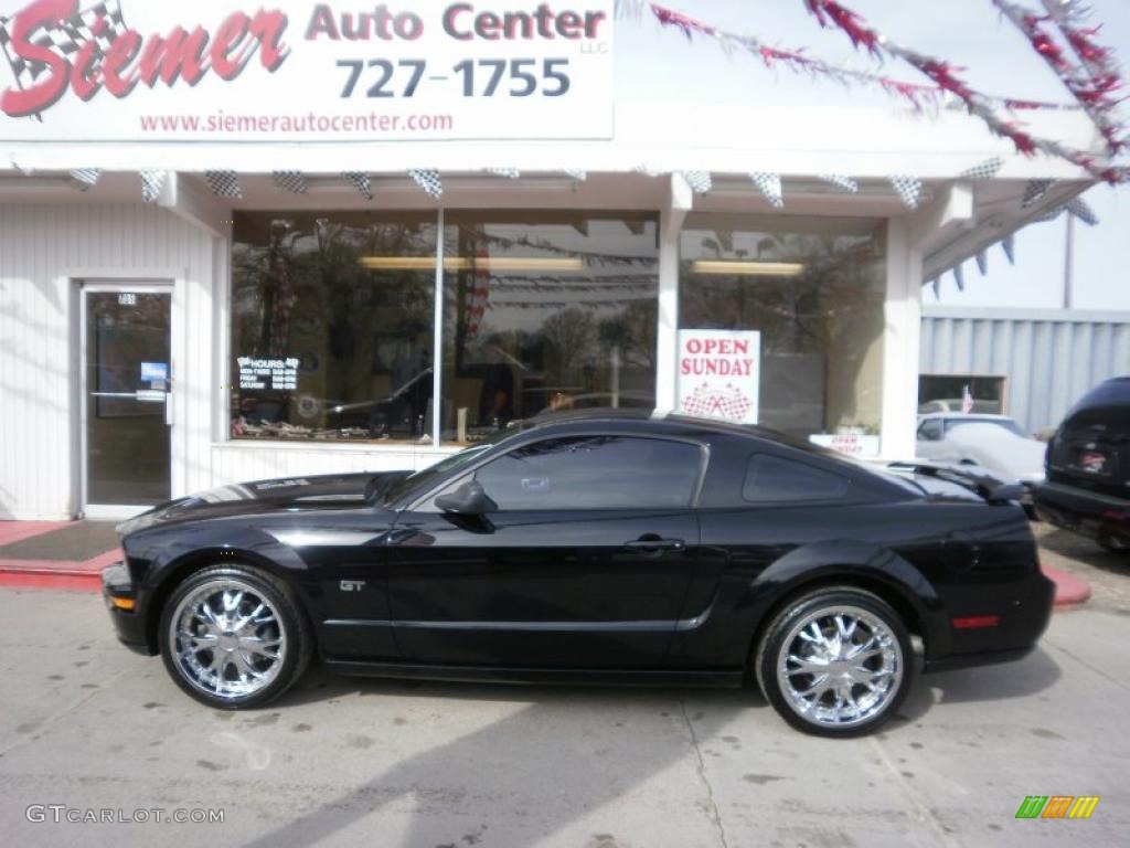 2005 Mustang GT Premium Coupe - Black / Dark Charcoal photo #2