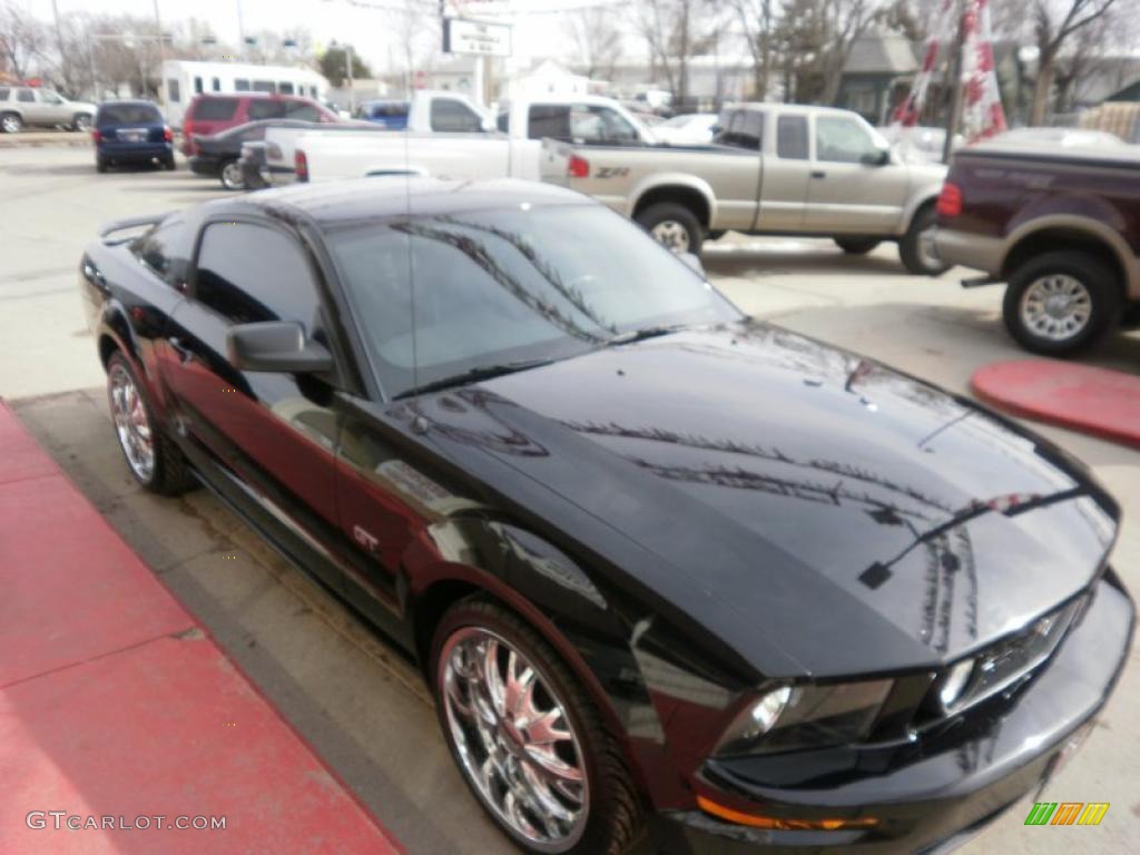 2005 Mustang GT Premium Coupe - Black / Dark Charcoal photo #11