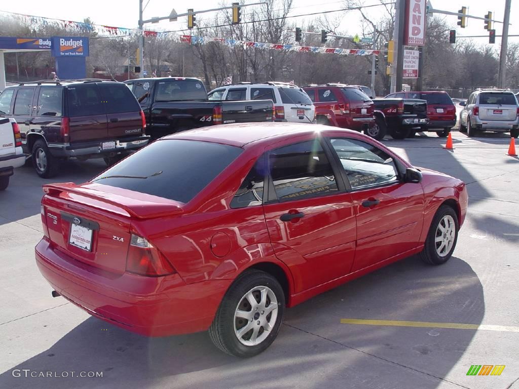2005 Focus ZX4 SE Sedan - Infra-Red / Dark Flint/Light Flint photo #2