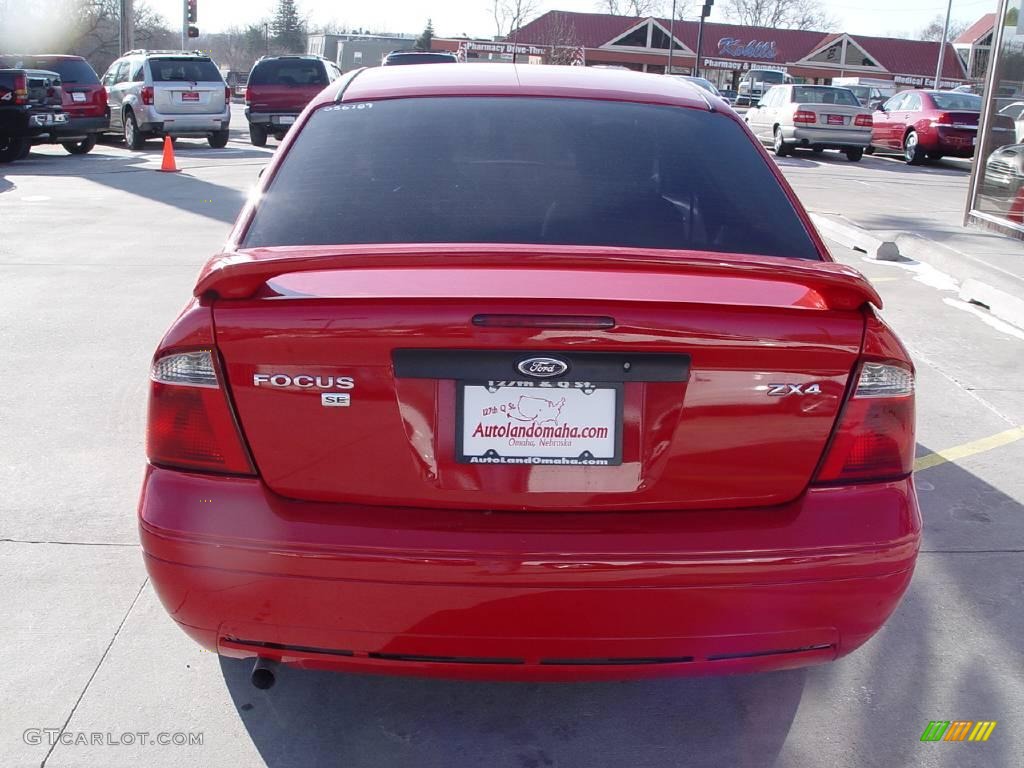 2005 Focus ZX4 SE Sedan - Infra-Red / Dark Flint/Light Flint photo #4