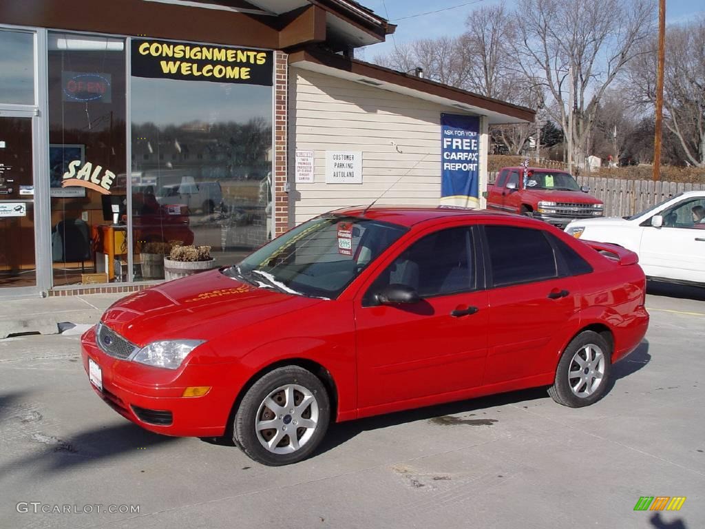 2005 Focus ZX4 SE Sedan - Infra-Red / Dark Flint/Light Flint photo #18