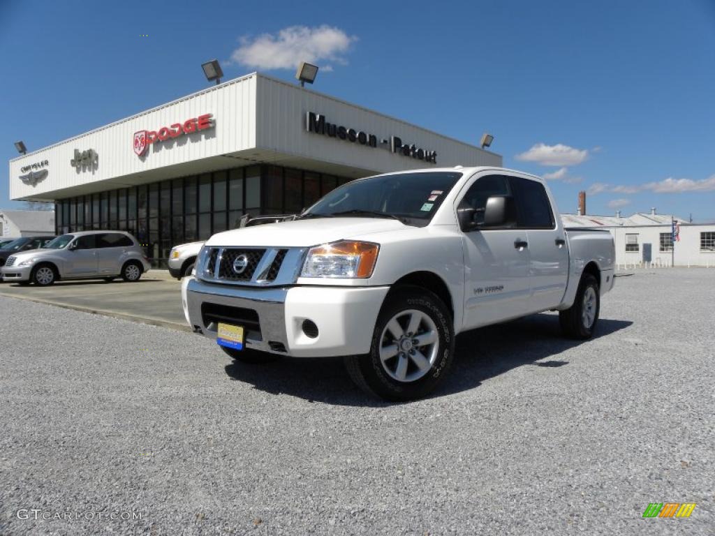 2009 Titan SE Crew Cab - Blizzard White / Charcoal photo #1