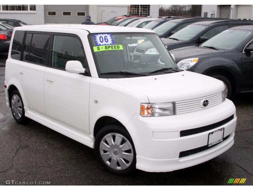 2006 xB  - Polar White / Dark Charcoal photo #3