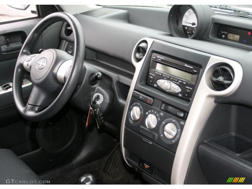 2006 xB  - Polar White / Dark Charcoal photo #9