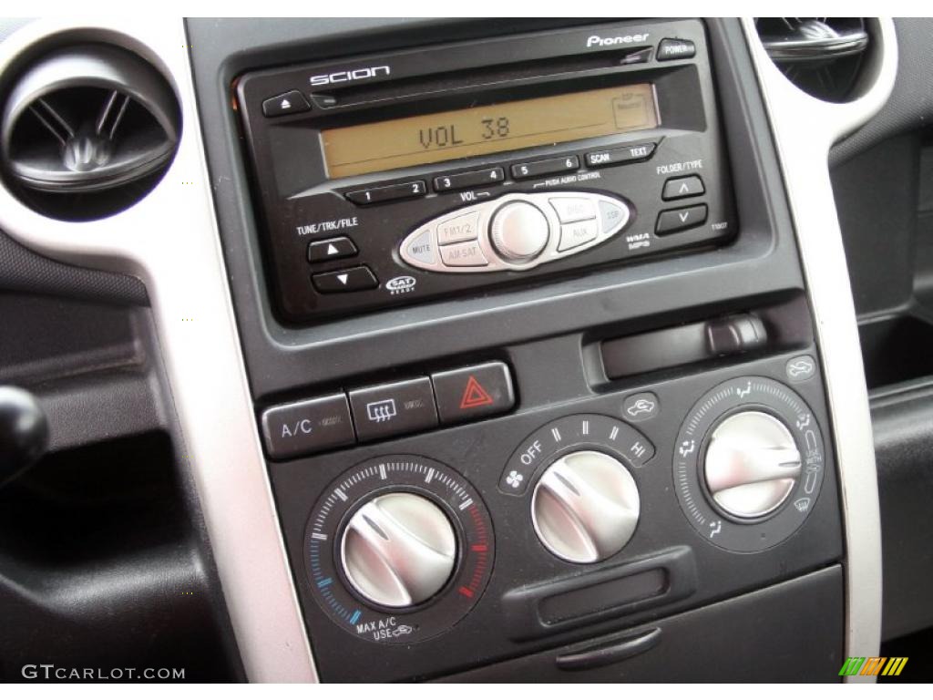2006 xB  - Polar White / Dark Charcoal photo #11