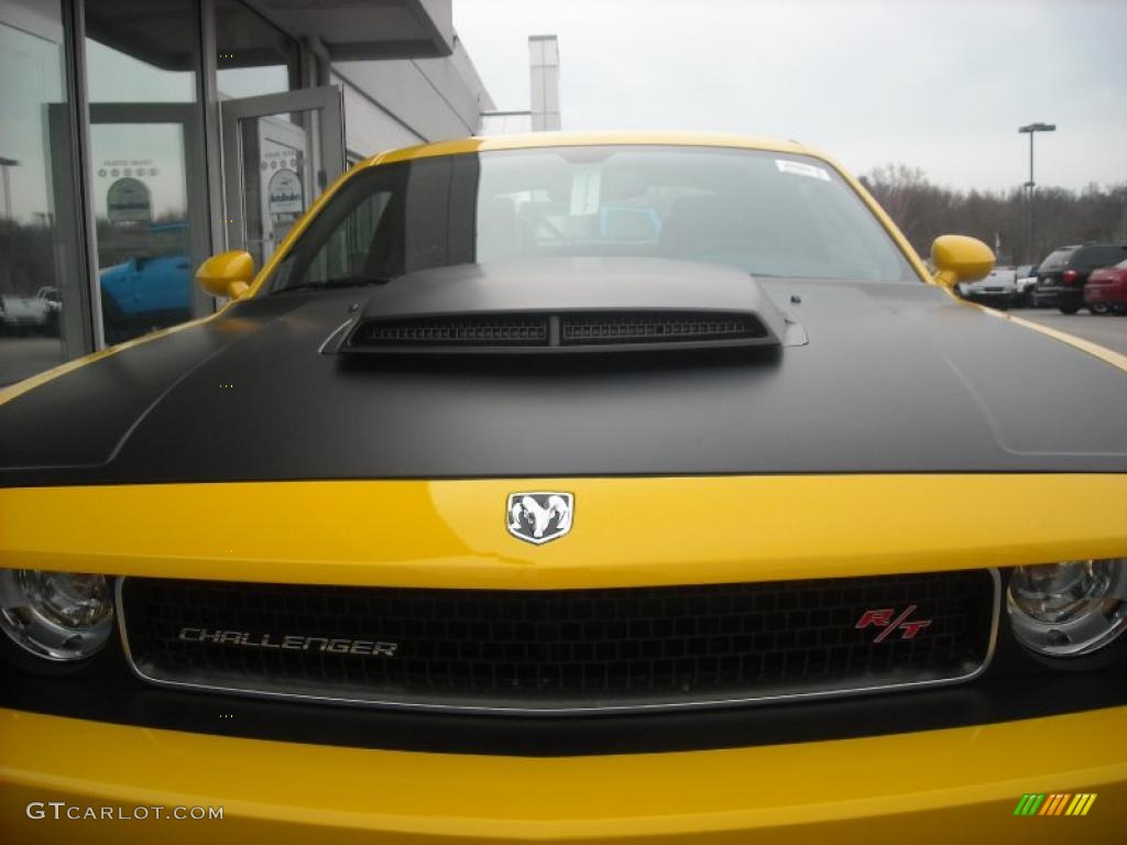 2010 Challenger R/T Classic - Detonator Yellow / Dark Slate Gray photo #13