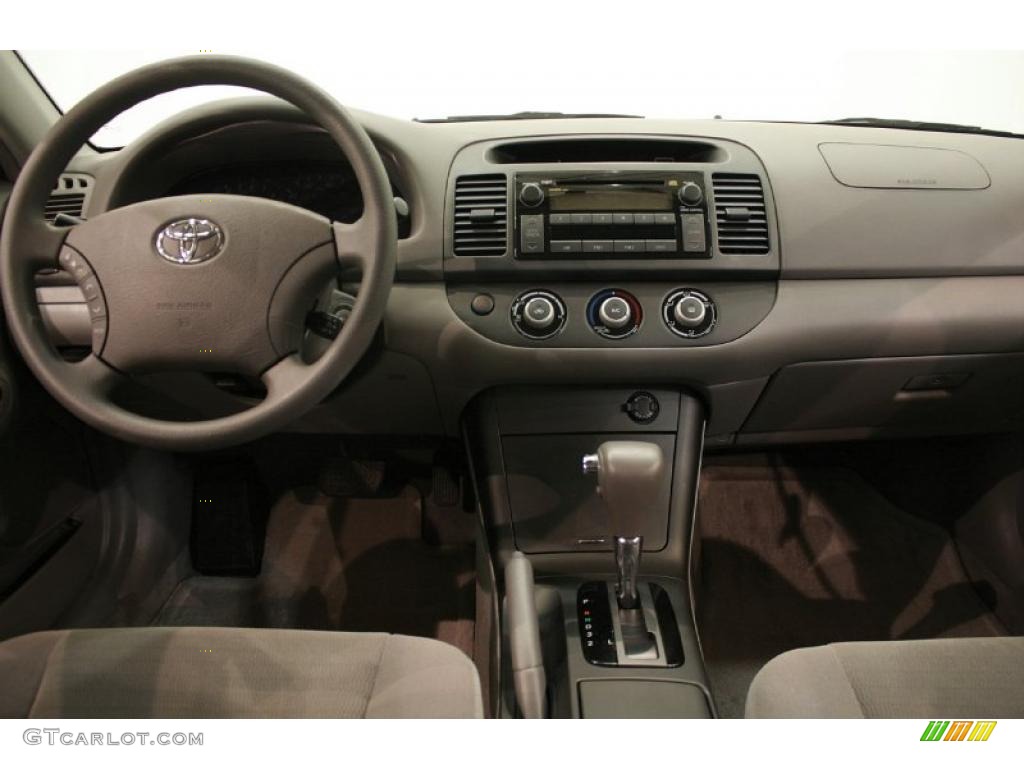 2006 Camry LE - Super White / Stone Gray photo #19