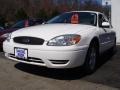 Vibrant White - Taurus SE Sedan Photo No. 1