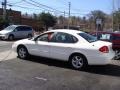 Vibrant White - Taurus SE Sedan Photo No. 7