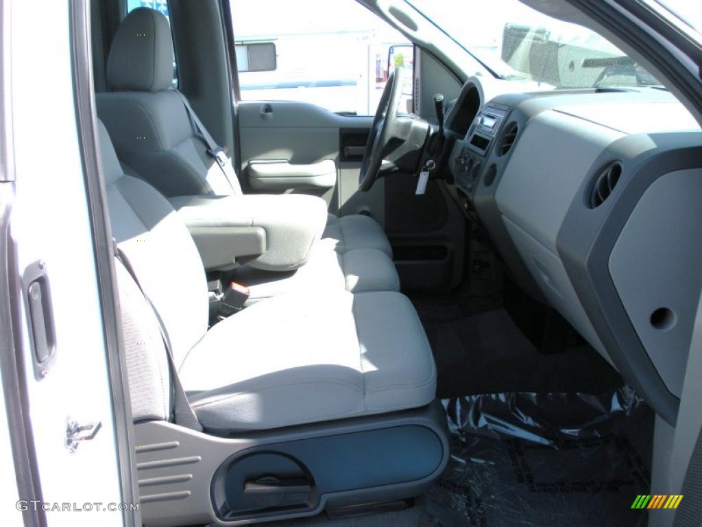 2006 F150 XL Regular Cab - Oxford White / Medium Flint photo #15